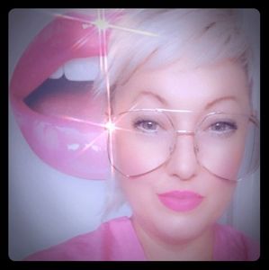 Meet your Posher, Elise